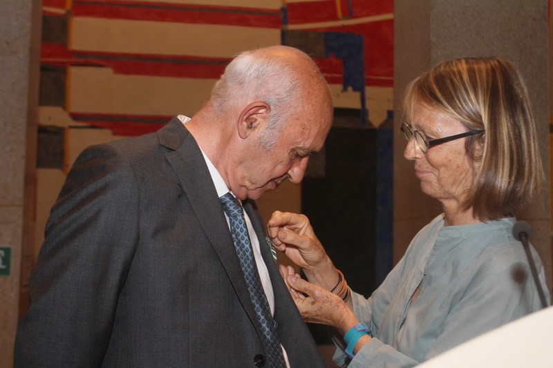 Françoise Nyssen, Présidente d’Actes Sud a remis à Jean Kéhayan les insignes dans l'Ordre des Arts et des Lettres (Photo Robert Poulain)