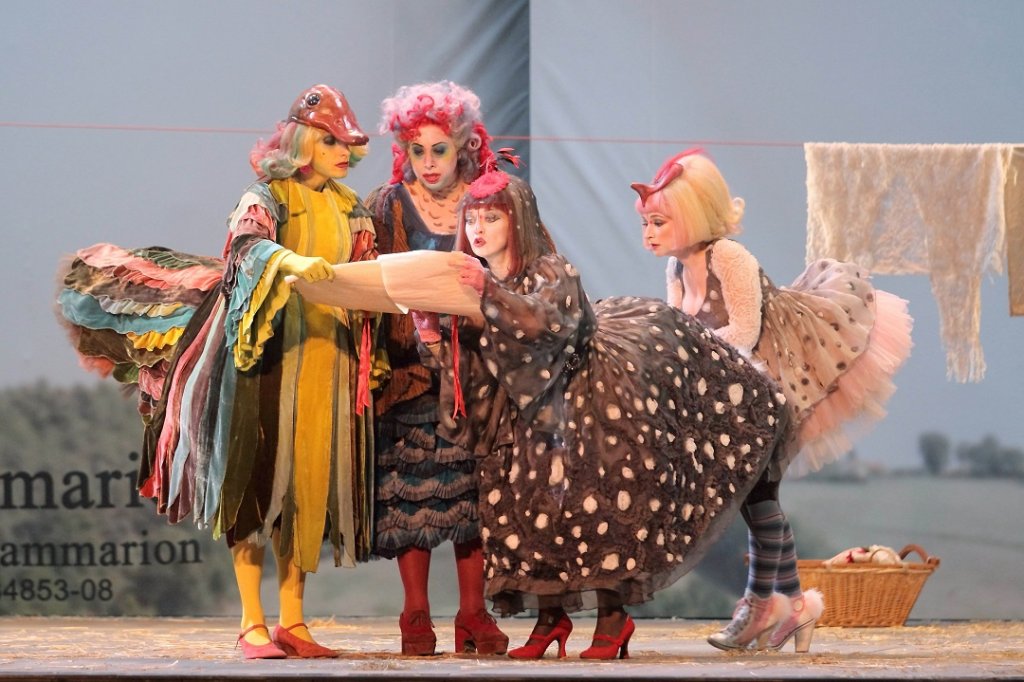 Meg Page, Mrs Quicly, Alice Ford et Nannetta ourdissent leur complot contre Falstaff (Photo Christian Dresse)