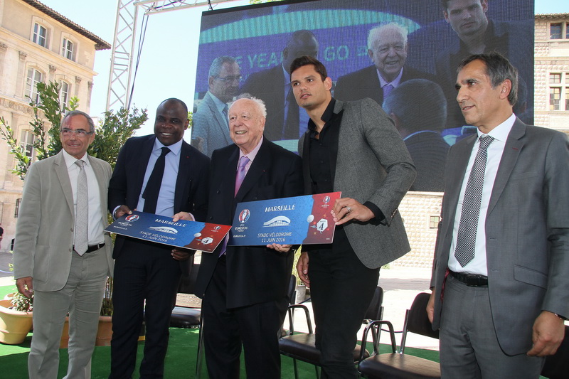 Jean-Claude Gaudin entouré de Florent Manaudou et Basile Boli, de Max Bouchet-Virette et de l'adjoint au Sport, Richard Miron reçoit un billet symbolique pour assister à L'Euro 2016 (Photo Robert Poulain)