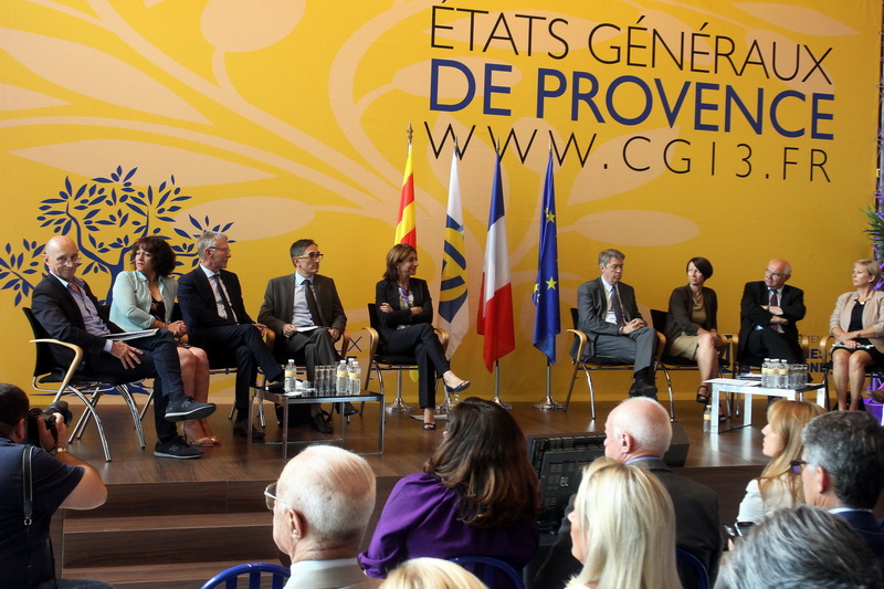 Martine Vassal entourée des élus référents et des experts, issus de la société civile, pour expliquer les enjeux de chacune des quatre thématiques des Etats Généraux de Provence (Photo Robert Poulain)