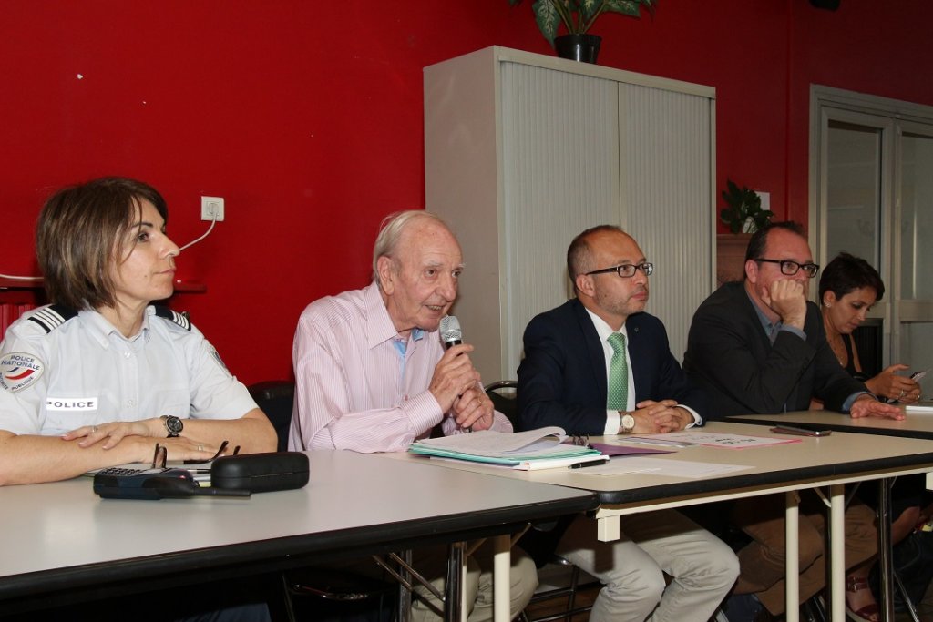 Guy Brault, (au micro) entouré de Lionel Royer-Perrreaut, maire des 9/10, Frédéric Guelle, adjoint délégué à la Voirie, de madame le Commandant Coste du commissariat du IXe arrondissement de Marseille (Photo Philippe Maillé)