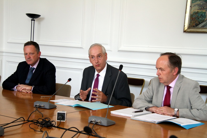 Le préfet Michel Cadot entouré de Benoît Haas, directeur départemental de la protection des populations et Vincent Berton, directeur de cabinet de la préfecture de région (Photo Robert Poulain)