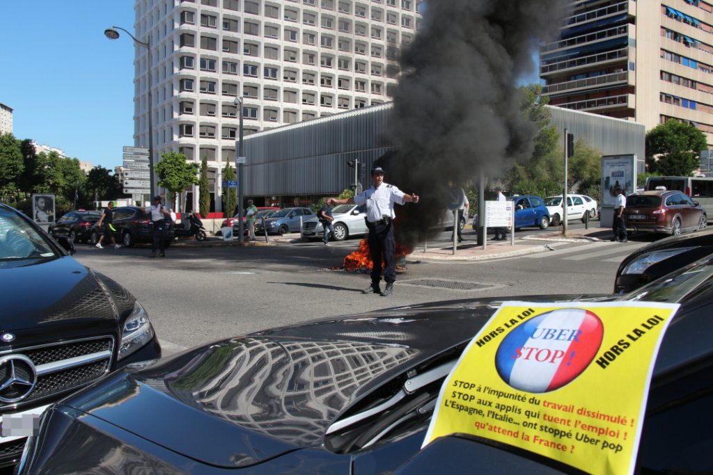 Manifestation des taxis à proximité du Parc du 26e centenaire (Photo Philippe Maillé)