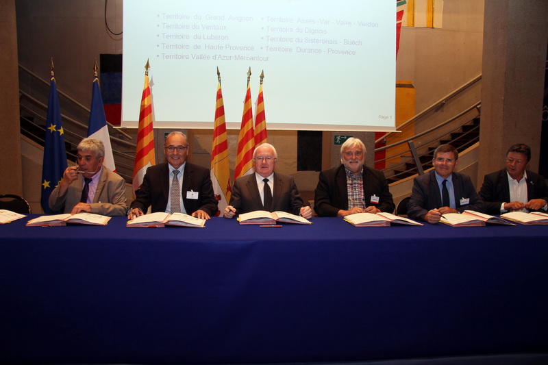 Signature à l'Hôtel de Région des 9 premiers contrats régionaux d’équilibre territorial 2015-2017 (Photo Robert Poulain)