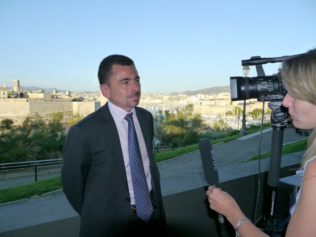 Olivier Sumeire sous le feu des caméras sur la terrasse des salons du Pharo à Marseille (Photo M.E.)