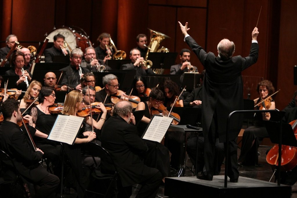 Sous la direction de Jacques Chalmeau, l’OPPA devient un orchestre de plus en plus apprécié (Photo Agnès Mellon)