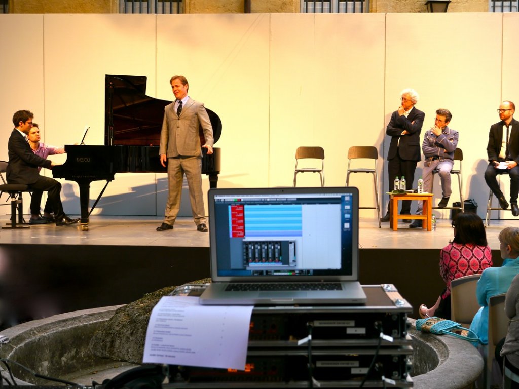 Accompagné par Michalis Boliakis au piano, le contre ténor Lawrence Zazzo chante un air d’Obéron écouté avec attention par Bernard Foccroulle, Robert Carsen et Alain Perroux. C’était mardi sur la scène de la cour de l’Hôtel Maynier d’Oppède pour les trois coups d’Aix en Juin, le prélude au Festival d’Aix (Photo M.E.)