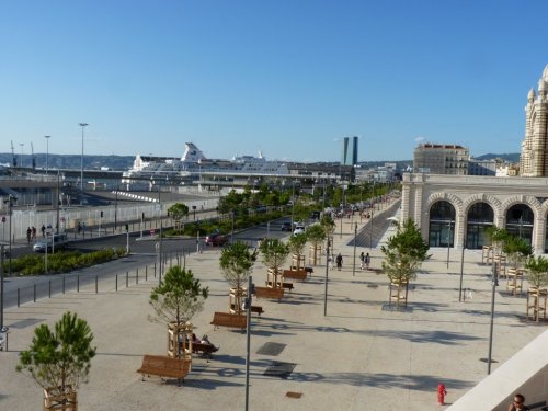 Dernier symbole en date de cette métamorphose, le boulevard « Euroméditerranée », nouvel axe nord-sud qui longe les quais du port et sert de fil d’Ariane aux grands équipements publics : le MuCEM, la Villa Méditerranée, le musée Regards de Provence, les Terrasses du Port, le Silo... (Photo P.M.C.)