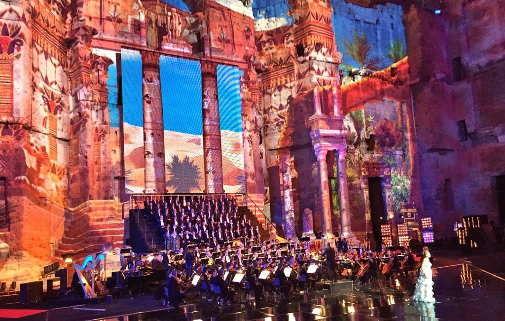 Le mur du théâtre antique d’Orange : un écrin pour l’orchestre et le chœur de l’Opéra de Marseille (renforcé par ceux d’Avignon et de Toulon) ici pour accompagner Annick Massis. (Photo ME.)