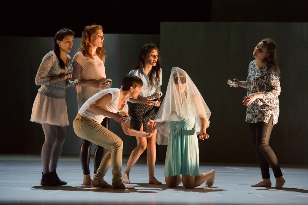 Jeux de filles pour nuit d’avant noces au Théâtre du Jeu de Paume. (Photo Bernard Coutant)