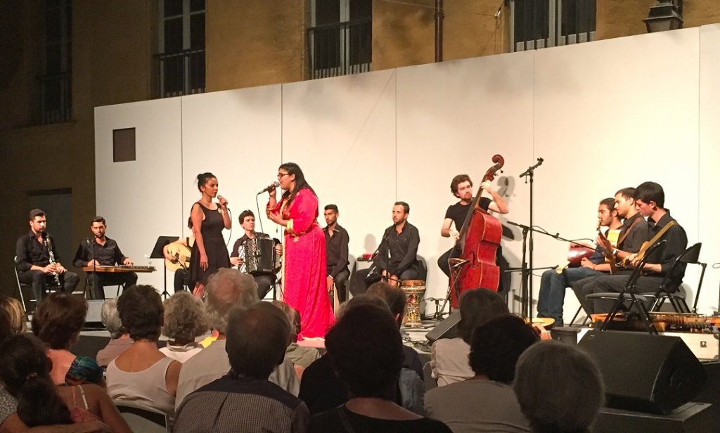 Un moment exceptionnel, samedi 18 juillet à Maynier d’Oppède, avec un spectacle donné par de jeunes musiciens méditerranéens qui ont travaillé une composition collective interculturelle sous la direction de Fabrizio Cassol (Photo M.E.)