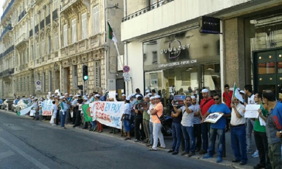 Plusieurs centaines de personnes se sont rassemblées devant le consulat d'Algérie, rue paradis à Marseille (Photo Antoine Lazerges)