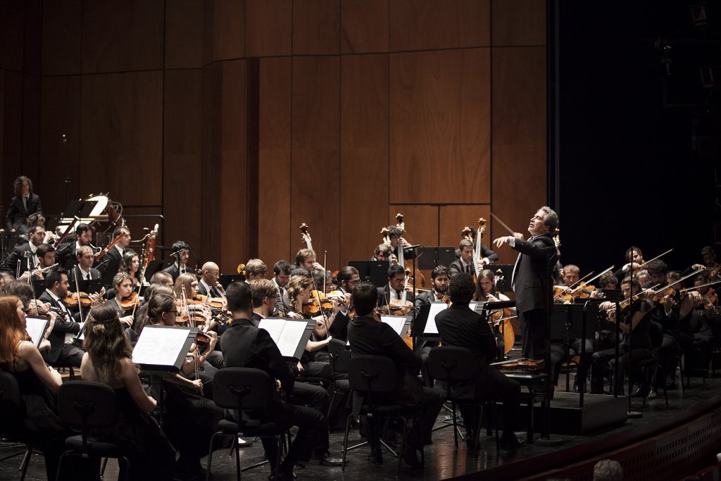 C’est l’Orchestre des Jeunes de la Méditerranée qui a tiré le rideau sur l’édition 2015 du Festival d’Aix-en-Provence sous les ordres du Maestro Carlo Rizzi. (Photo Vincent Baume).