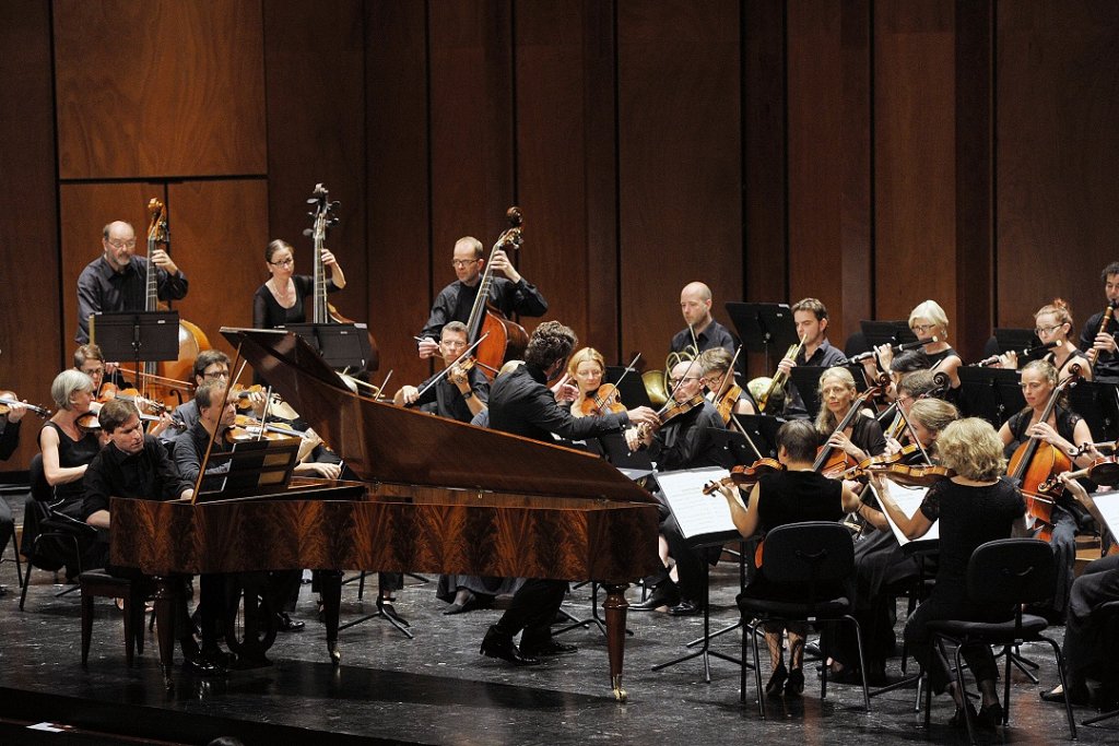 Devant les musiciens du Freiburger Barockorchester, Kristian Bezuidenhout et son pianoforte et la direction spectaculaire et inspiré de Pablo Heras-Casado (Photo Jean-Claude Carbonne)