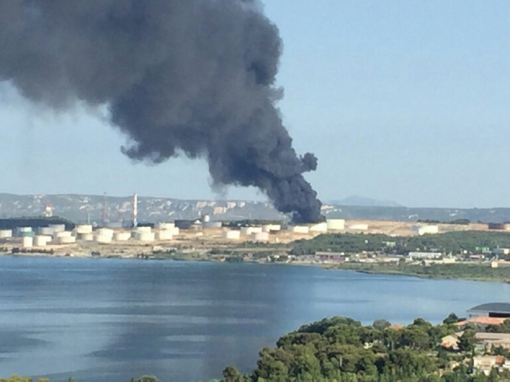 Depuis 3 heures ce matin, un incendie s’est déclenché sur le site pétrochimique de LyondellBasell à Berre l’Étang (13) (Photo D.C.)