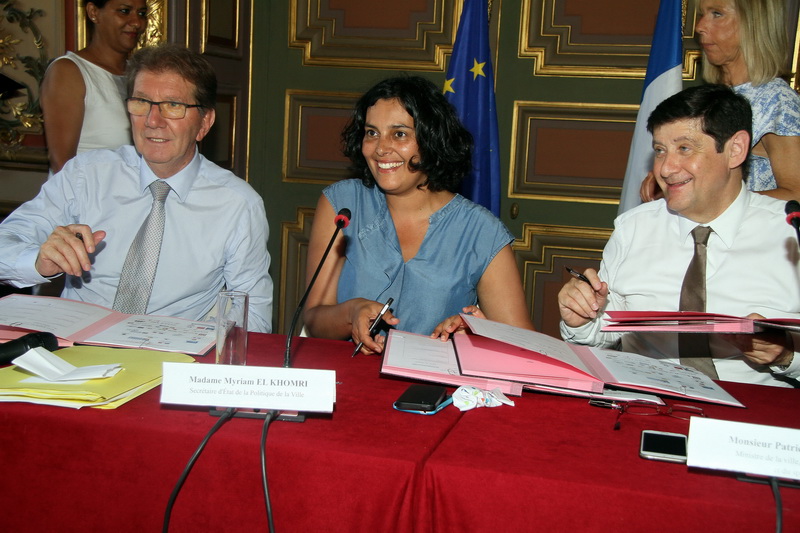 Guy Teissier, président de MPM, Myriam El Khomri, secrétaire d’État chargée de la Politique de la Ville et Patrick Kanner, ministre de la Ville, de la Jeunesse et des Sports ont signé le contrat de ville de Marseille Provence Métropole (Photo Robert Poulain)