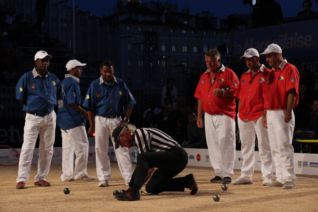 L’équipe malgache, en bleu, conduite par Angelo Filamanantsoa a affronté l’équipe Garagnon, en rouge, lors de la finale 2014 (Photo Philippe Maillé)