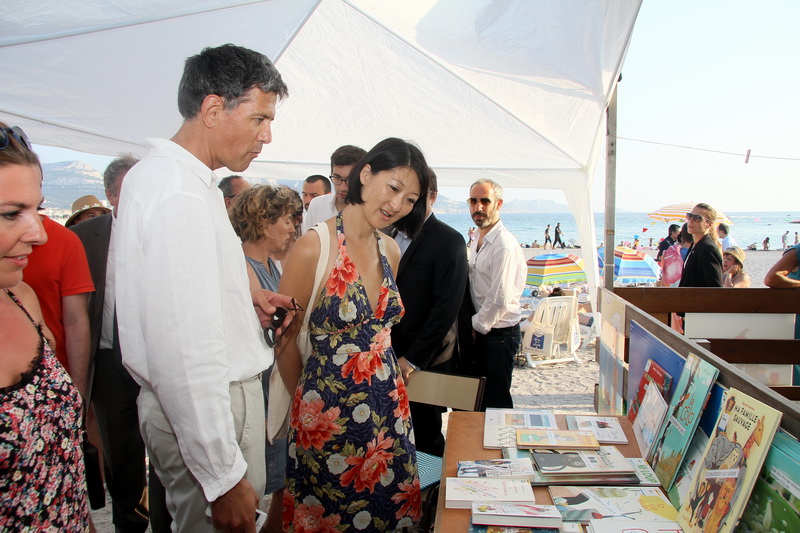 Visite de l'espace librairie de "lire en short" sur les plages du Prado (Photo Robert Poulain)