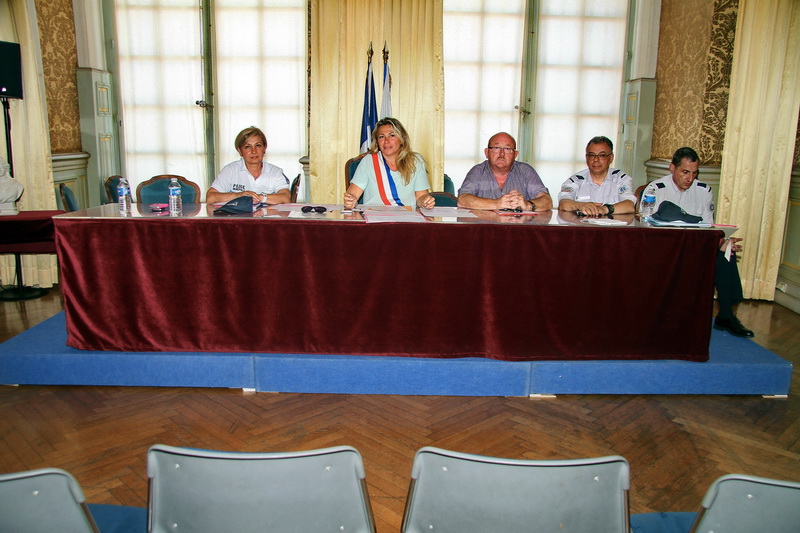 La cellule de citoyenneté et de tranquillité publique: Caroline Pozmentier entourée d'un délégué du Procureur et de représentants de la Police Nationale et Municipale (Photo Robert Poulain)