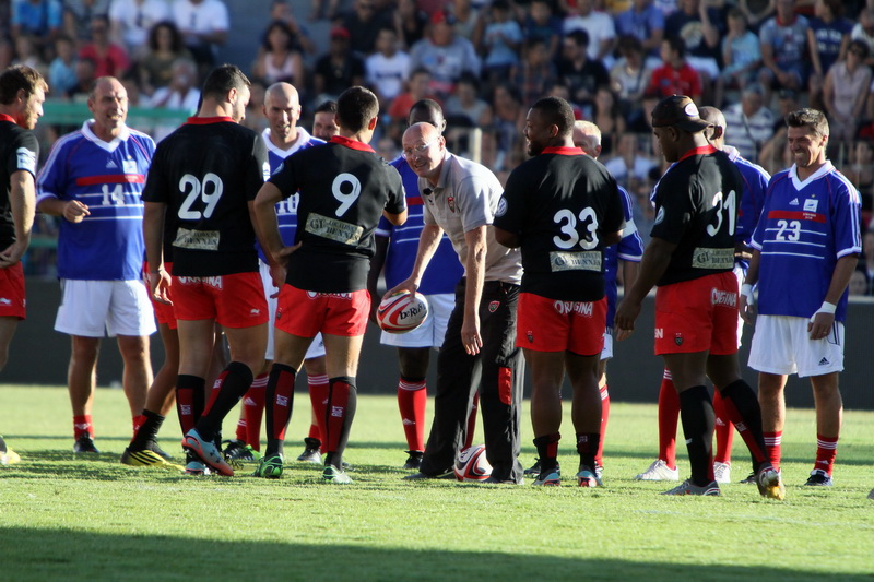 C'est l'entraîneur du RCT, Bernard Laporte qui a arbitré le match de rugby entre France 98 et le RCT (Photo Robert Poulain)