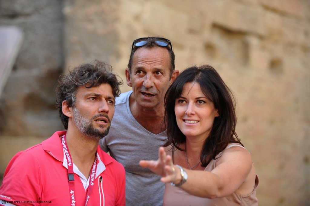 Jonas Kaufmann, Don José, et Kate Aldrich, Carmen, répètent sous les ordres de Louis Désiré sur le plateau du théâtre antique d’Orange. (Photo Philippe Gromelle)