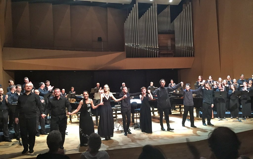 Au moment des saluts, les quatre solistes vocaux et les quatre pianistes entourent Teodor Currentzis. (Photo M.E.)