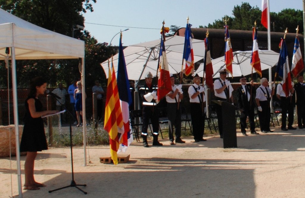 Les noms des 97 enfants déportés à Auschwitz depuis le Camp des Milles, résonnent encore ce 19 juillet 2015 lors de leur lecture émouvante par Salomé, sur les lieux même du départ des convois vers les camps de la mort (Photo CdM)