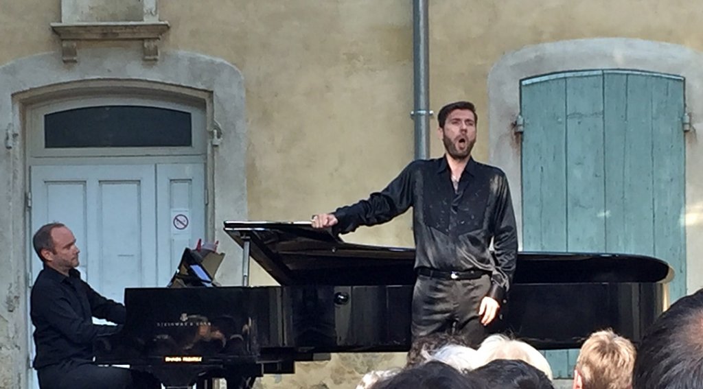 Nicolas Courjal et Antoine Palloc en récital dans la cour Saint-Louis. (Photo M.E.)