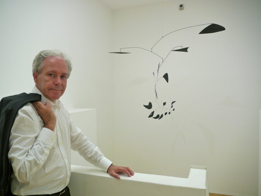 Bruno Ely, conservateur en chef et directeur du Musée Granet, nous présente l’exposition. Ici devant le mobile de Calder Eighteen Numbered Black. (Photo M.E.)