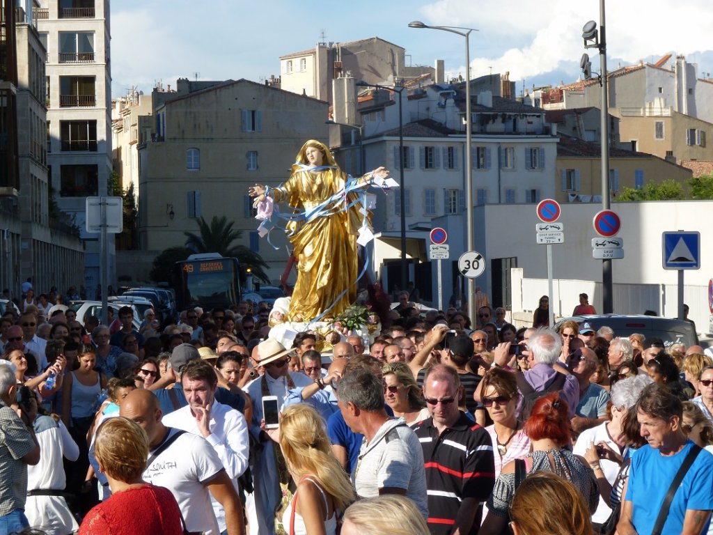 La vierge dorée après avoir été portée en procession dans les ruelles du quartier arrive sur le parvis de l'Eglise Saint-Laurent (Photo Patricia Maillé-Caire)