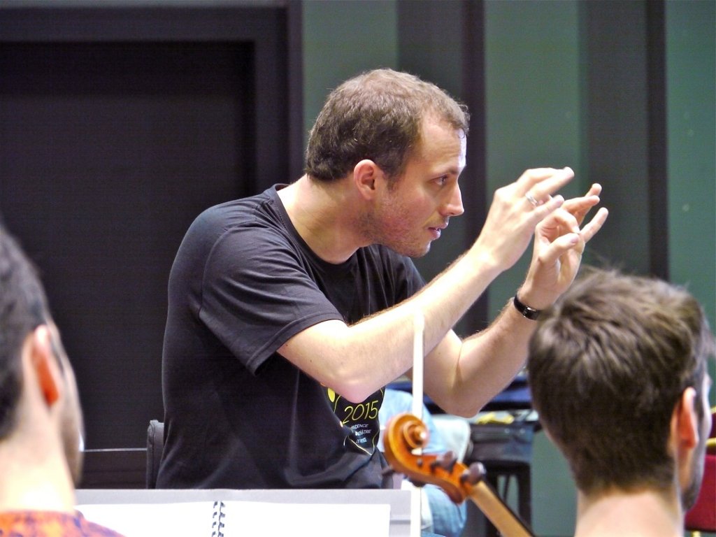 Mathieu Romano dirige actuellement les jeunes musiciens de l’Orchestre Français des Jeunes en résidence au Grand Théâtre de Provence (Photo M.E.)