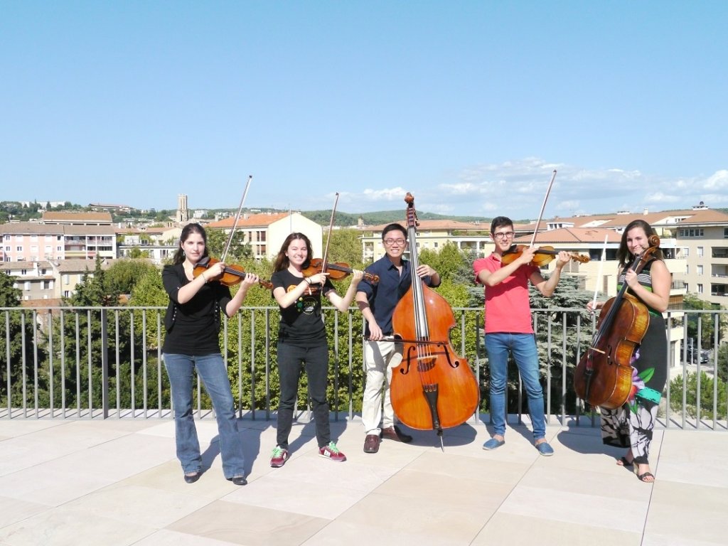 Un quintet au sommet du GTP pour Piazzolla : de g. à dr. Giovanna Thiebaut et Maria Munos (violons), To-Yen Yu (contrebasse), Etienne Lin (alto) et Louise Rosbach (violoncelle) (Photo M.E.)