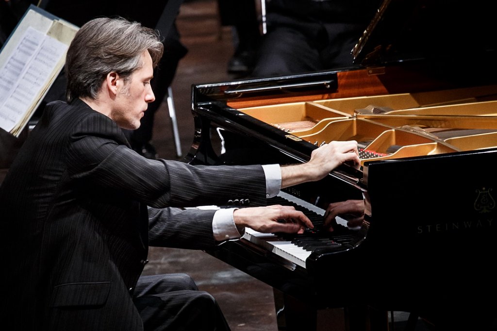 Le pianiste Vincent Larderet sur la scène du Parc Florans à la Roque d'anthéron (Photo C.Grémiot le 2-08-2015)