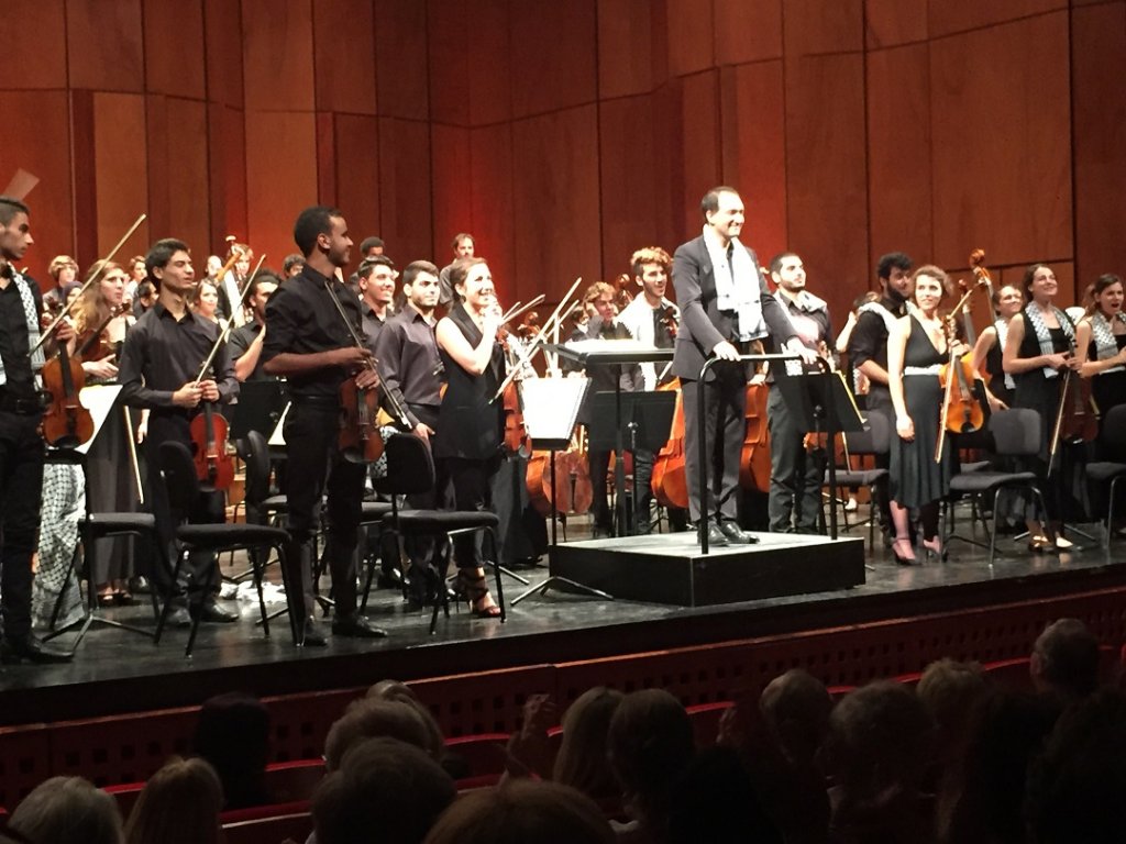 Au moment des saluts au Grand Théâtre de Provence pour l'Orchestre des Jeunes de Palestine. (Photo M.E.)