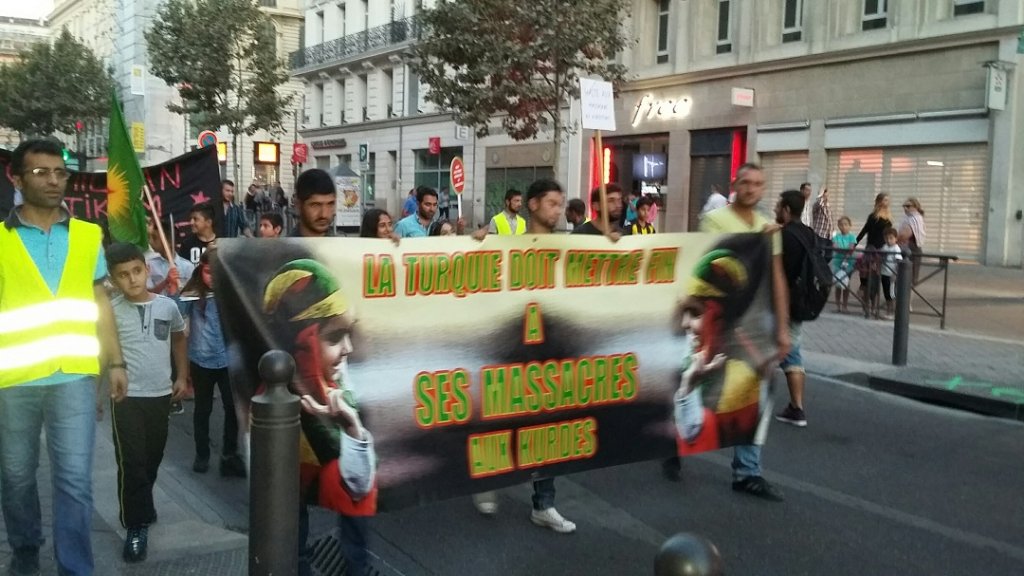 La communauté Kurde de Marseille s'est mobilisée mercredi soir en manifestant sur la Canebière avant de rejoindre le Vieux-Port (Photo P.M.-C.)