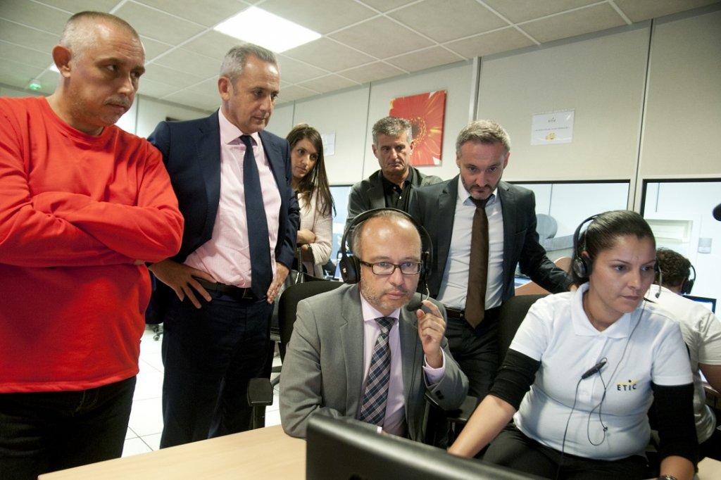 Lionel Royer-Perreaut en visite au Centre d’appels des locataires, entouré de Frédéric Jacquet et Bruno Genzana, administrateurs de 13 Habitat (Photo D.R.)