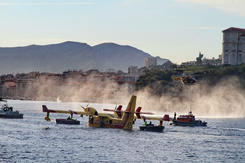 Remorquage d'un Canadair de la Sécurité civile par les lamaneurs jusqu'au Vieux-Port (Photo Robert Poulain)