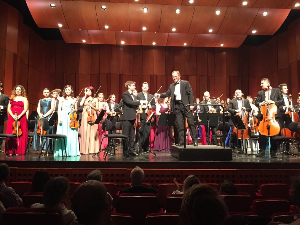 L’orchestre des jeunes de Roumanie et leur chef Cristian Mandeal au moment des saluts (Photo M.E.)