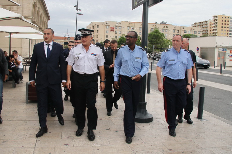 Arrivée à la gare Saint-Charles du préfet de police Laurent Nuñez entouré des responsables des différents services de police (Photo Robert Poulain)