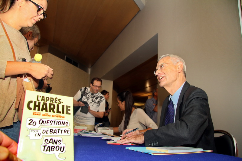 Jean-Louis Bianco dédicace "L'après Charlie 20 questions pour en débattre sans tabou" qu'il a co-écrit avec Lylia Bouzar, Samuel Grzybowski Co-édition Réseau Canopé (Photo Robert Poulain)