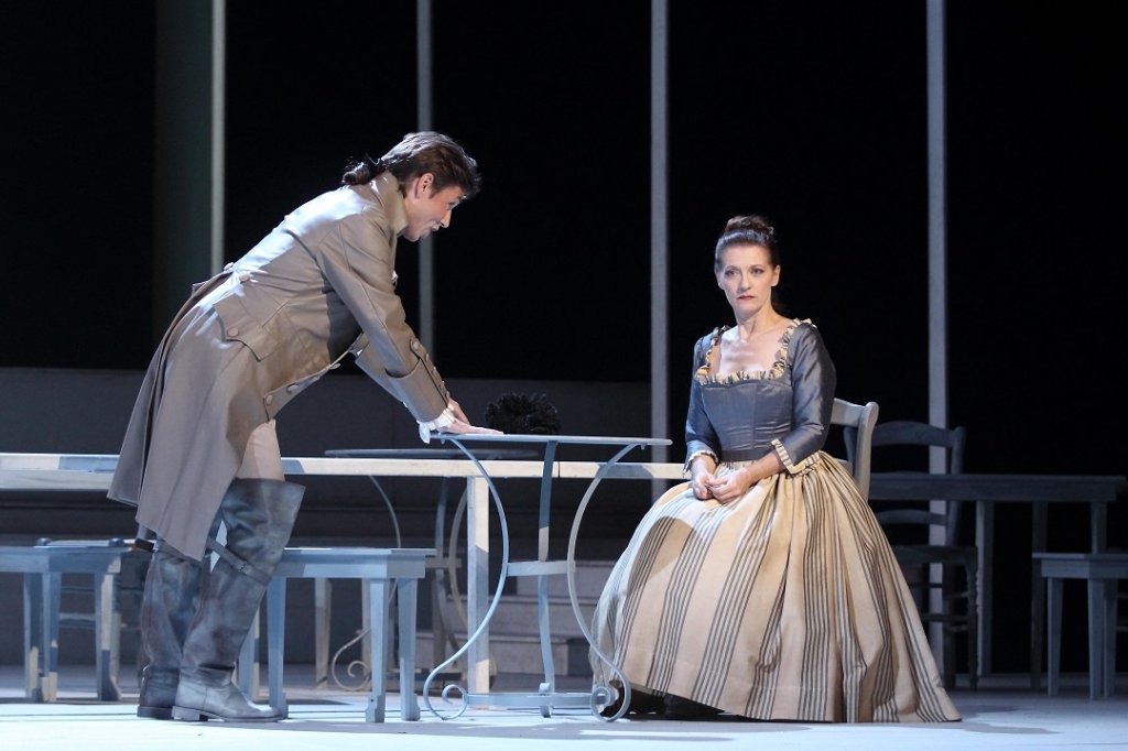 Patrizia Ciofi et Sébastien Guèze incarnent Manon et le Chevalier des Grieux avec une belle justesse sur la scène de l’opéra de Marseille pour l’ouverture de la saison (Photo Christian Dresse)