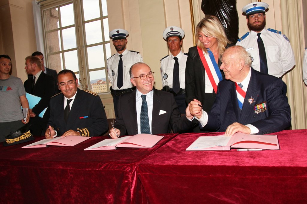 Une convention a été signée entre Bernard Cazeneuve, Jean-Claude Gaudin et Laurent Nuñez, préfet de police sous le regard attentif de Caroline Pozmentier pour une dotation en armes de poing destinées à la Police Municipale (Photo Philippe Maillé)