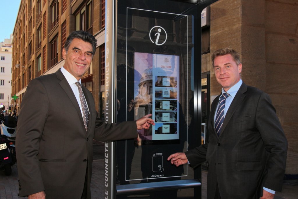 Daniel Sperling présente le premier totem numérique de Marseille en présence d'Antoine Moulin, directeur régional Paca JCDecaux (Photo Philippe Maillé)