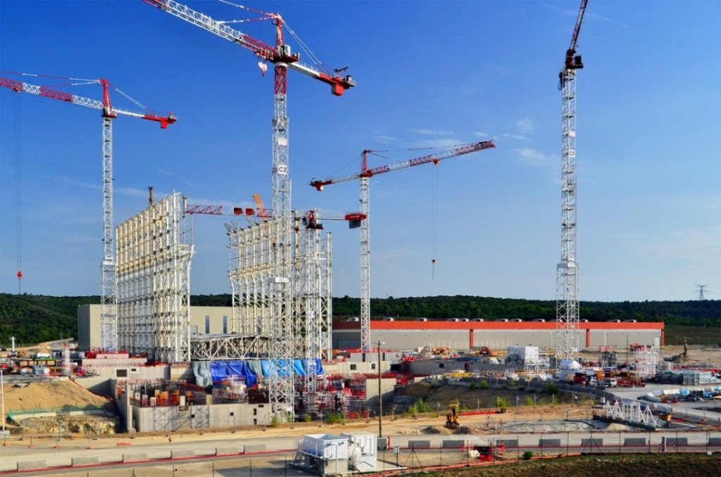 Assemblée au sol, la toiture sera progressivement hissée (Photo D.R.)