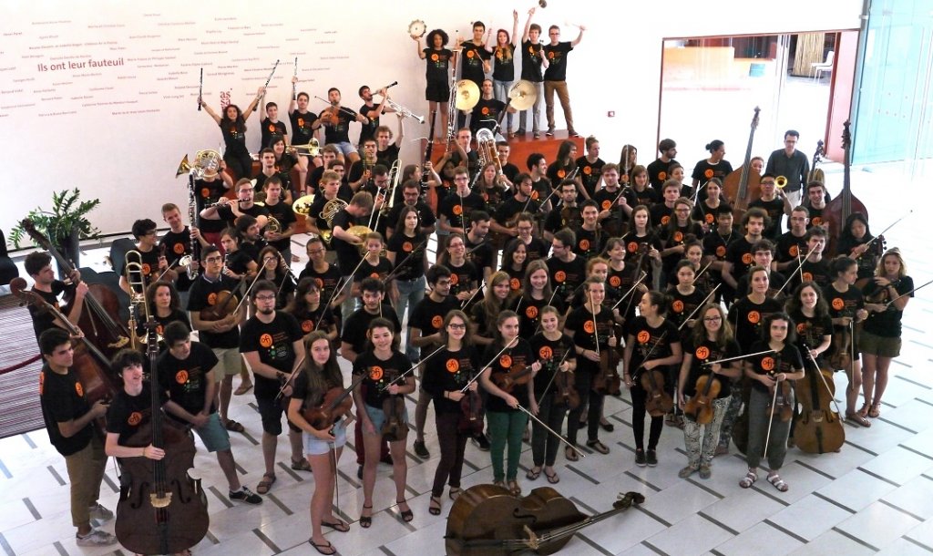 Pour une photo souvenir, les musiciens de l’orchestre se sont retrouvés après la répétition générale du vendredi matin dans le hall du Grand Théâtre de Provence.( Photo M.E.)