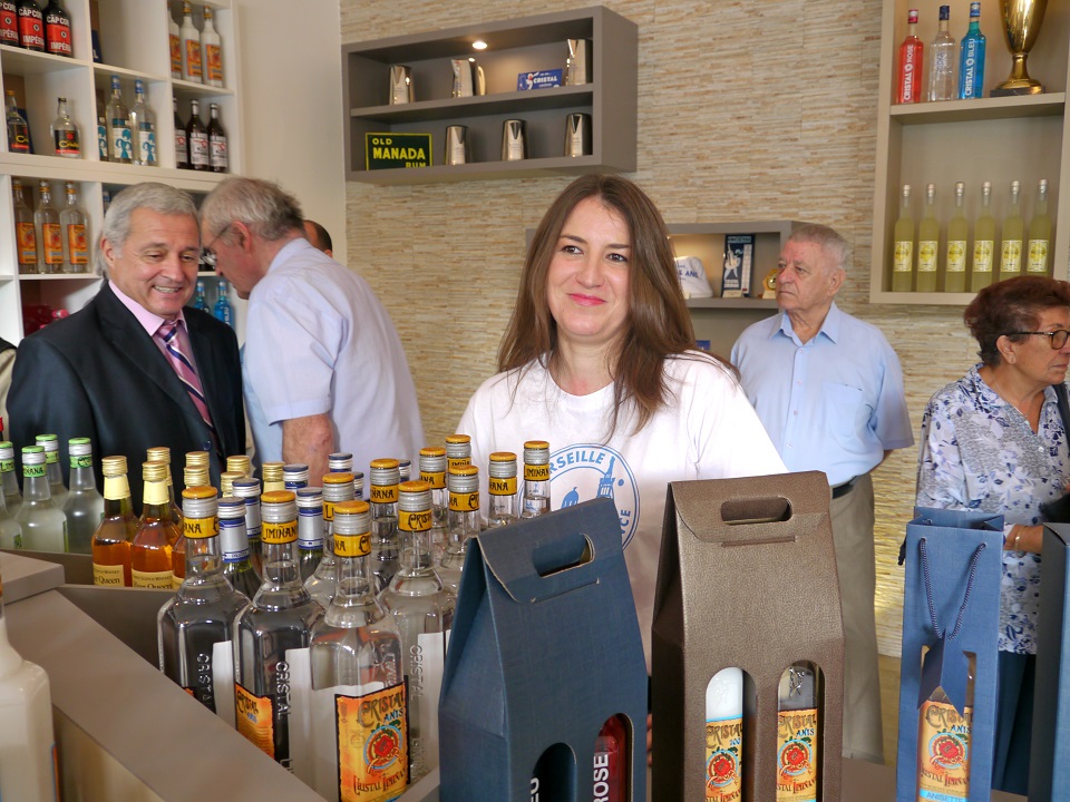 Maristella Vasserot au milieu de ses invités pour l’inauguration de la nouvelle boutique de Cristal Limiñana (Photo M.E.)