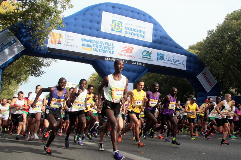 Le vainqueur le Kenyan Edwin Kipyego à gauche au départ de la course (Photo Robert Poulain)