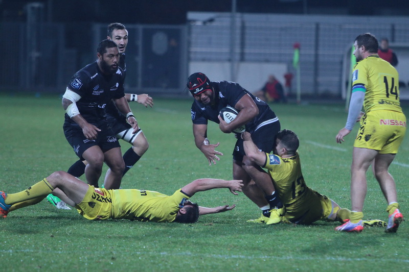 Hommage à Paula Havea sans qui les choses n’auraient peut-être pas tourné en faveur de Provence Rugby dans les dernières secondes s’il n’avait gratté un ballon de match… (Photo Robert Poulain).