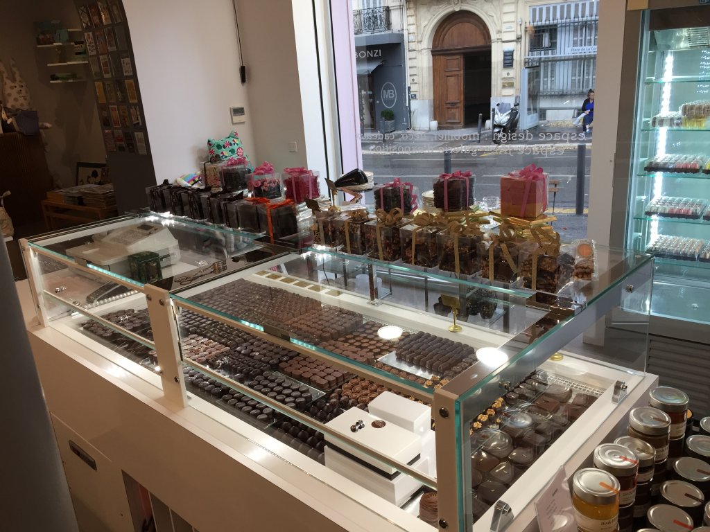 etMoi etMoi, c'est aussi des chocolats, de très bons chocolats, du design de table, des expos.... (Photo J.H.)