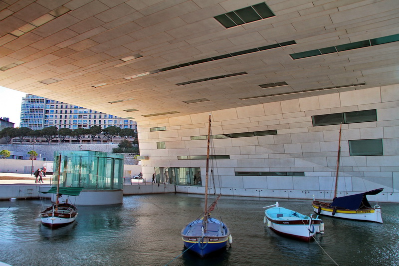 Villa Méditerranée, pointus et autres barquettes (Photo Robert Poulain)